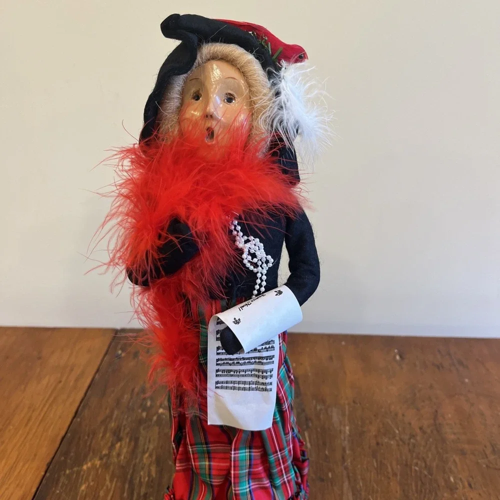 1996 BYERS CHOICE CHRISTMAS CAROLER Blond Hair cardinal, Red Boa Pearls Plaid